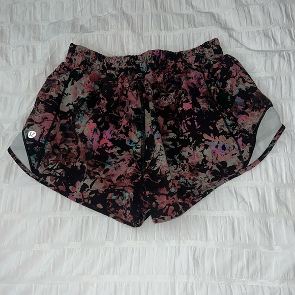 Lululemon Hotty Hot Shorts - Picture 2 of 3